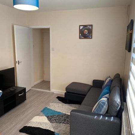 גילינגהאם Excellent And Amazing Apartment With Private Parking מראה חיצוני תמונה