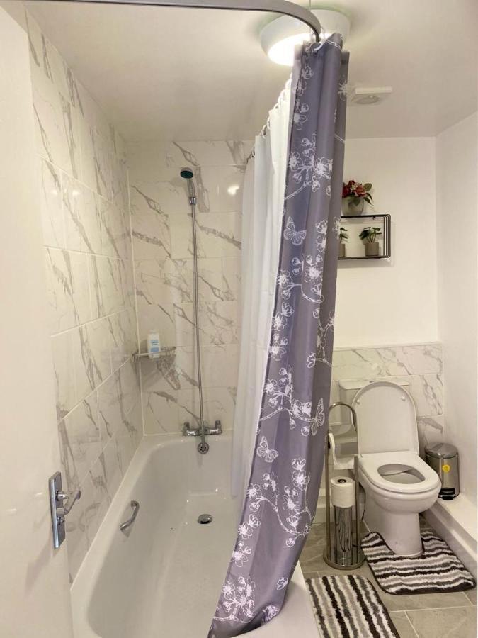 גילינגהאם Excellent And Amazing Apartment With Private Parking מראה חיצוני תמונה