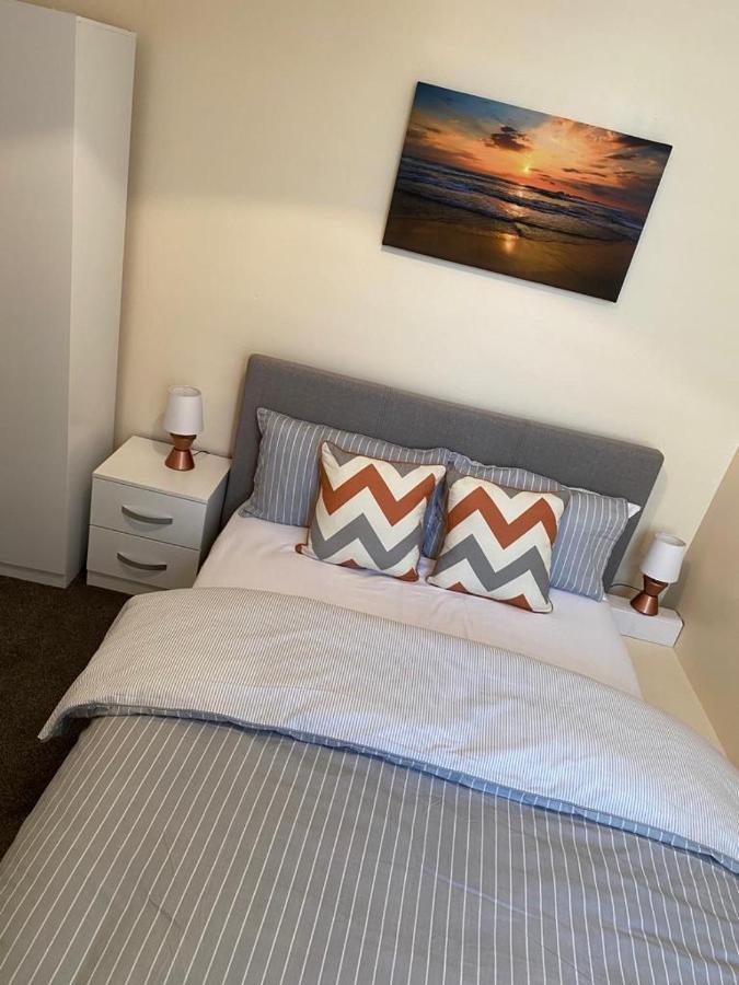 גילינגהאם Excellent And Amazing Apartment With Private Parking מראה חיצוני תמונה
